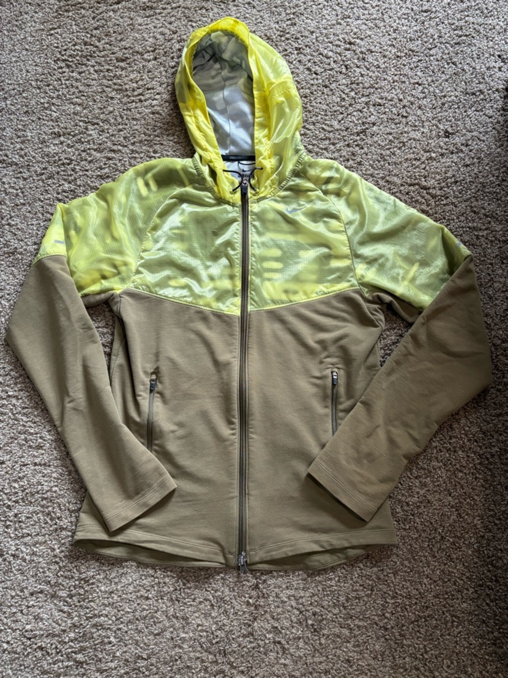 Nike Hooded Running Jacket. Repels rain & keeps you dry. Reflective. Lightweight